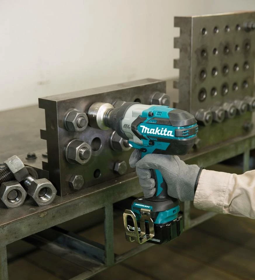 Makita Akku-Schlagschrauber »DTW1001RTJ«, 1800 U/min, (5-tlg), inkl. 2 Akkus, Schnellladegerät und MAKPAC Gr. 3 4 Makita Akku-Schlagschrauber »DTW1001RTJ«, 1800 U/min, (5-tlg), inkl. 2 Akkus, Schnellladegerät und MAKPAC Gr. 3 – Bild 2